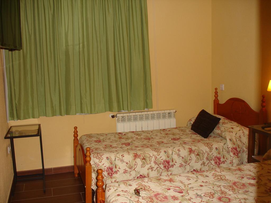 Hostal Puerta Bonita Vista Alegre Madrid Exterior foto